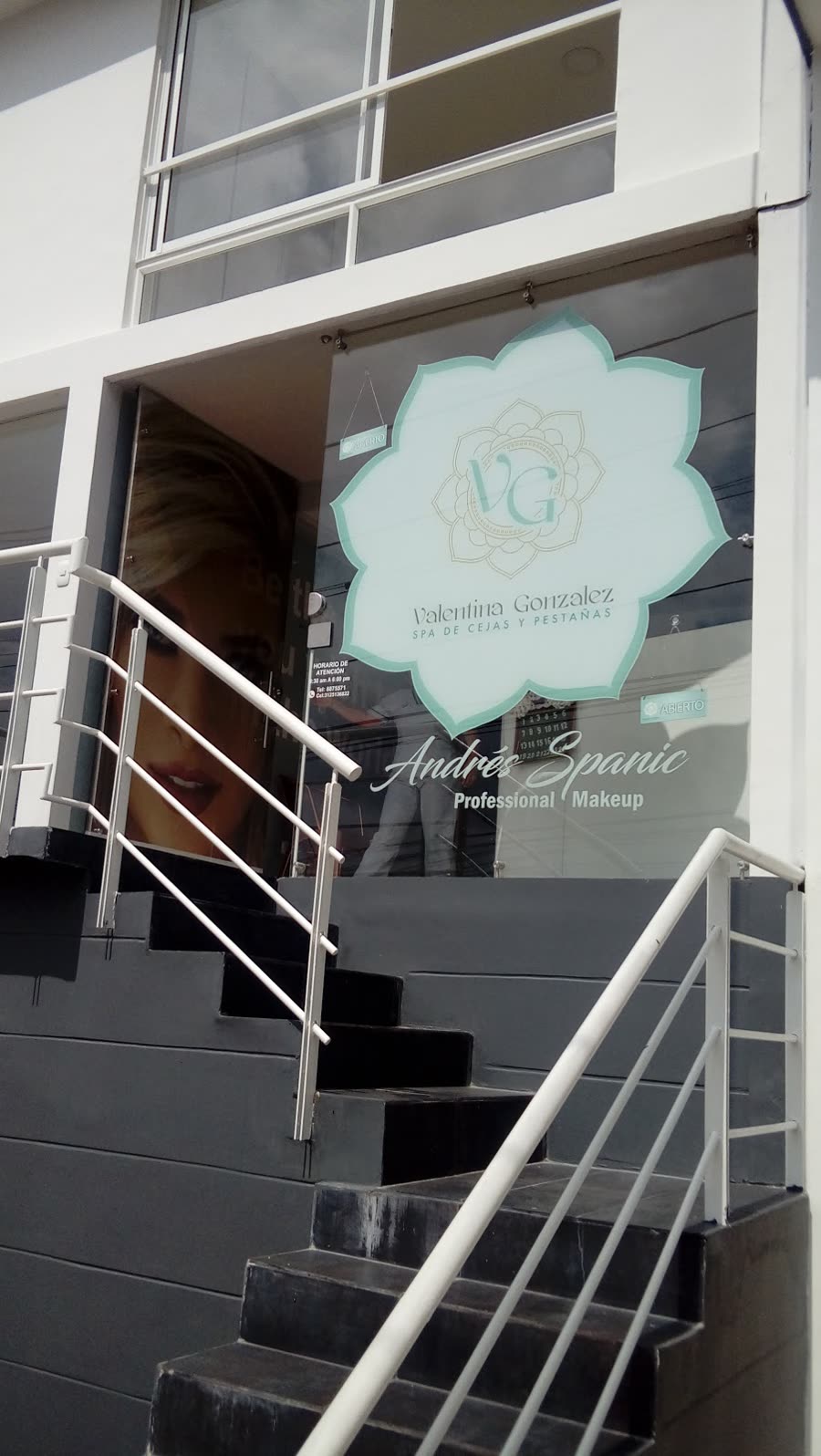 Escalera con baranda que sube al spa, con el loto en la vitrina