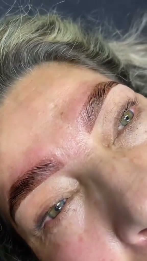 Laminado de cejas con henna