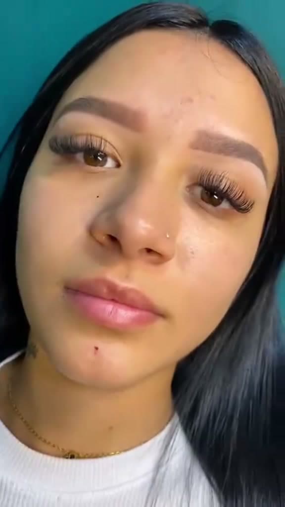 Clienta con cejas y pestañas terminadas