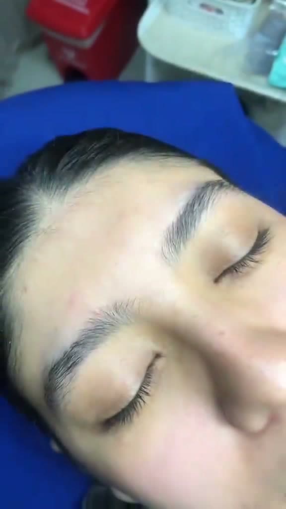 Sombreado de cejas con henna
