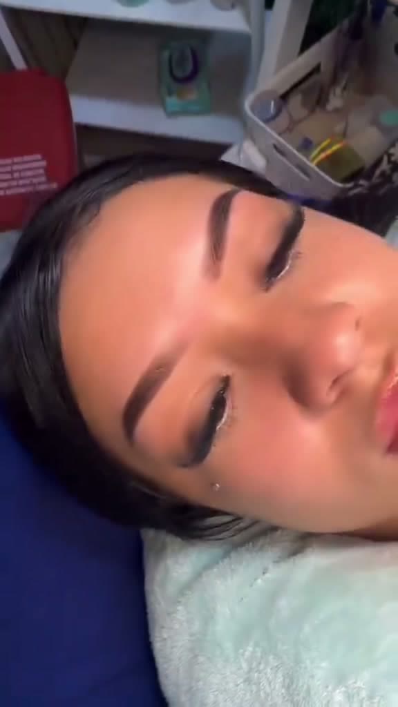 Cejas terminadas con efecto polvo