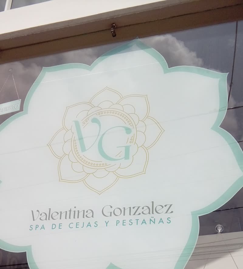 Vitrina con el logo de Valentina Gonzalez, spa de cejas y pestañas